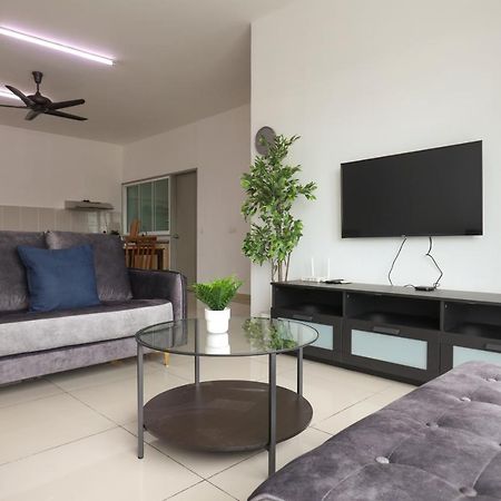 Cozy 3-Bedroom Condo With Pool - Seri Kembangan Buitenkant foto