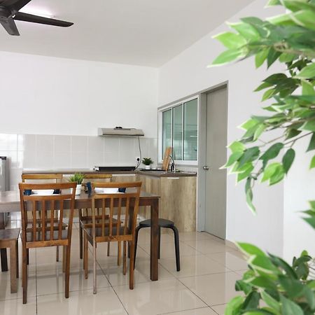 Cozy 3-Bedroom Condo With Pool - Seri Kembangan Buitenkant foto