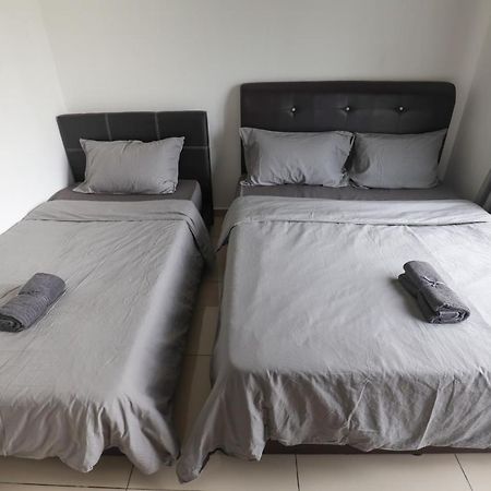 Cozy 3-Bedroom Condo With Pool - Seri Kembangan Buitenkant foto