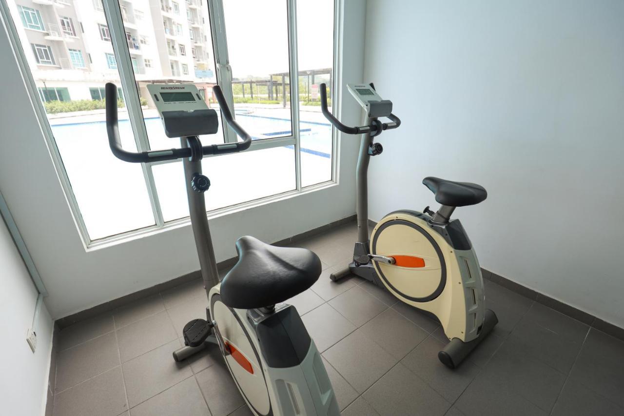 Cozy 3-Bedroom Condo With Pool - Seri Kembangan Buitenkant foto