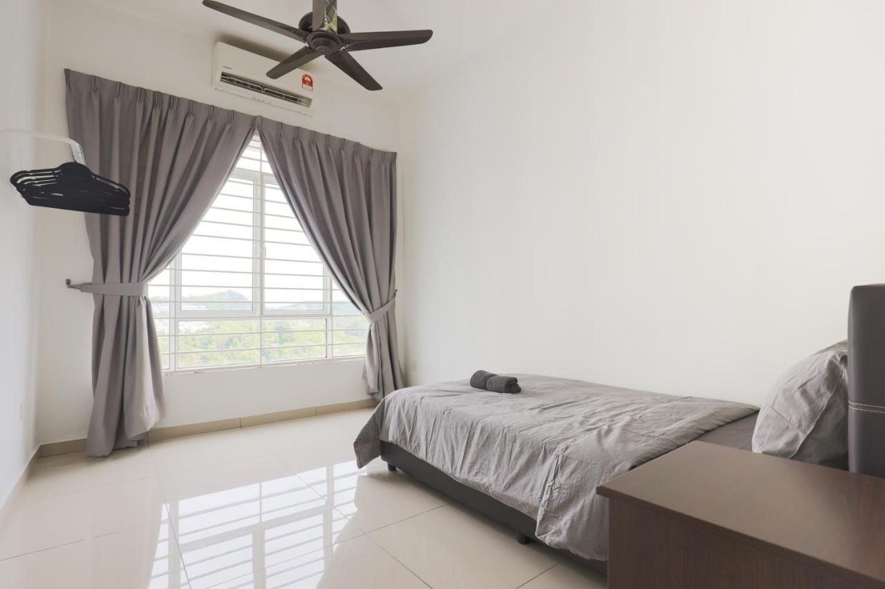Cozy 3-Bedroom Condo With Pool - Seri Kembangan Buitenkant foto