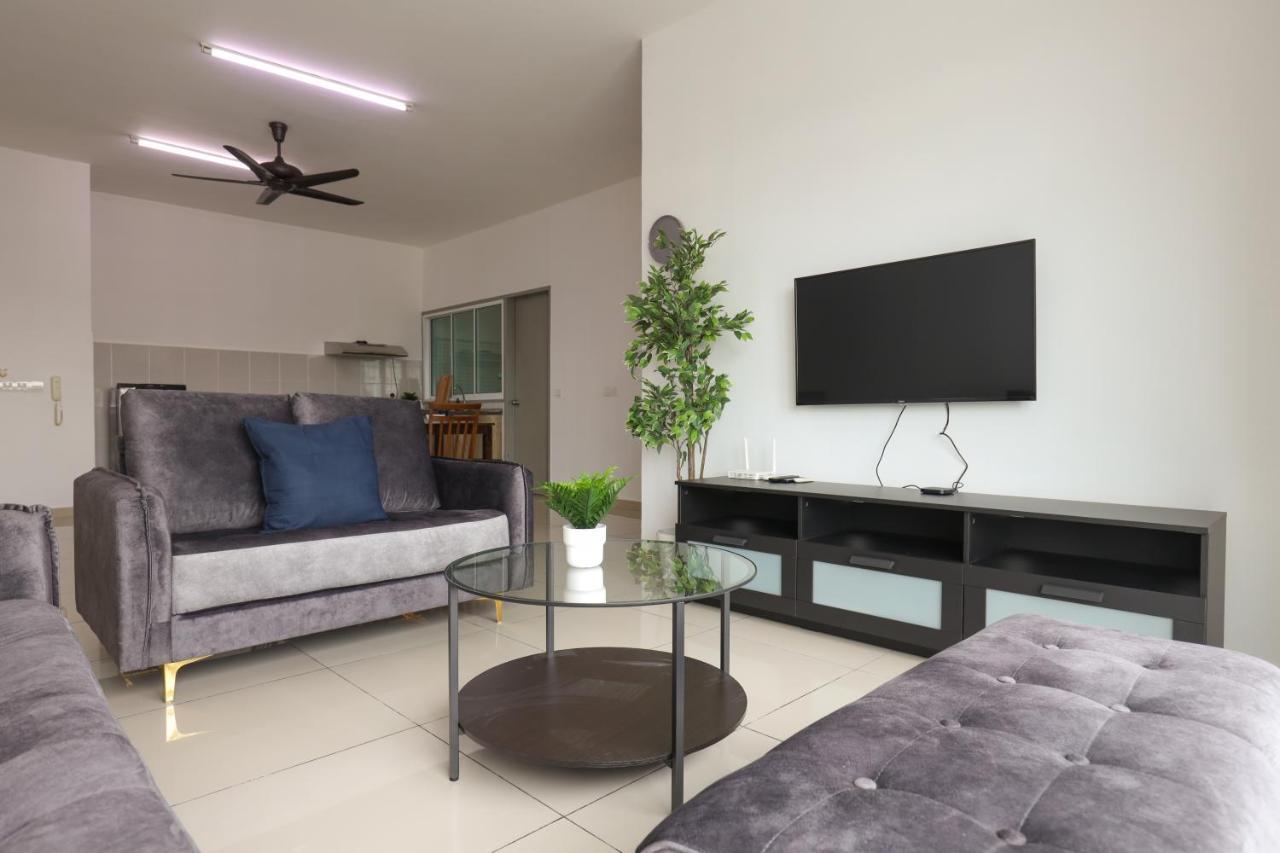 Cozy 3-Bedroom Condo With Pool - Seri Kembangan Buitenkant foto