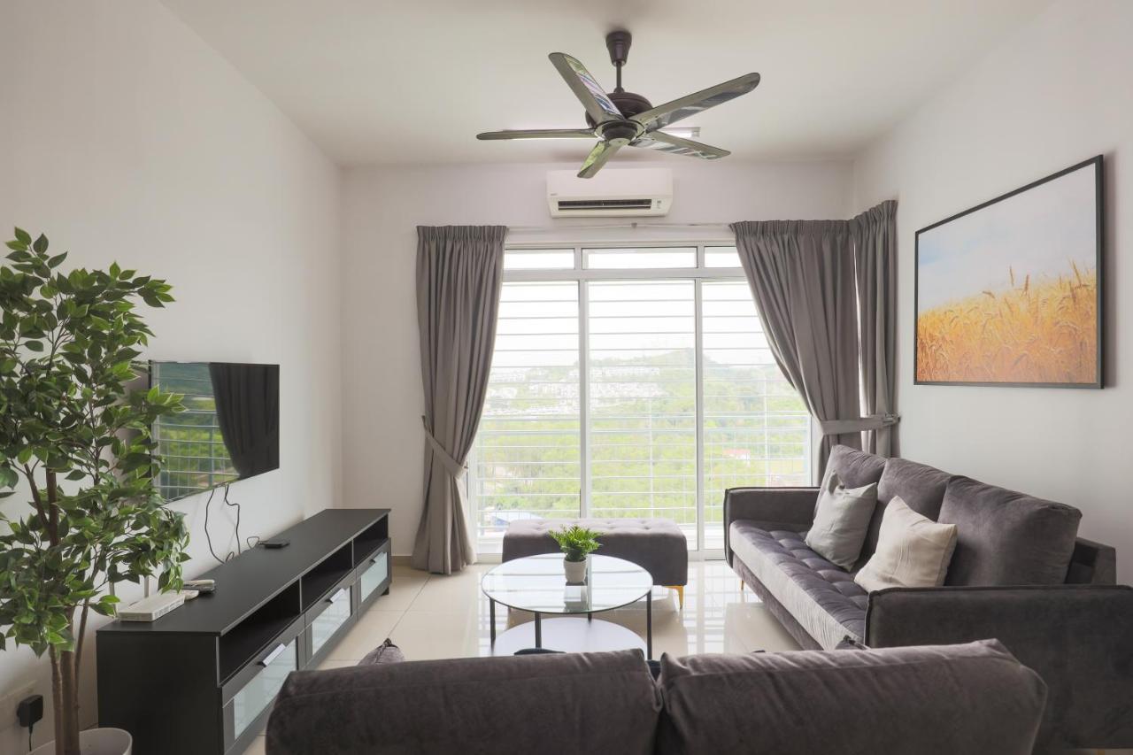 Cozy 3-Bedroom Condo With Pool - Seri Kembangan Buitenkant foto