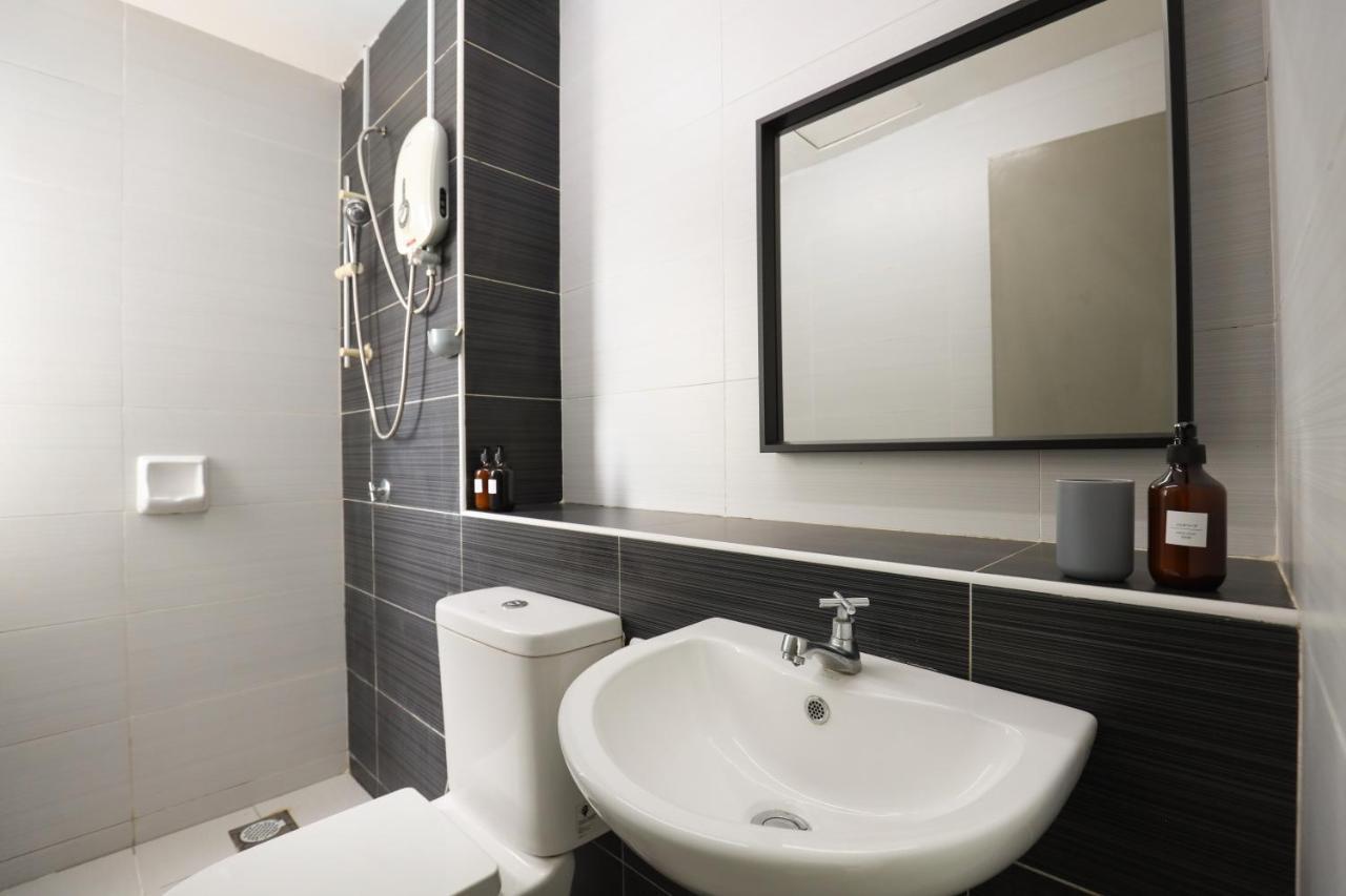 Cozy 3-Bedroom Condo With Pool - Seri Kembangan Buitenkant foto