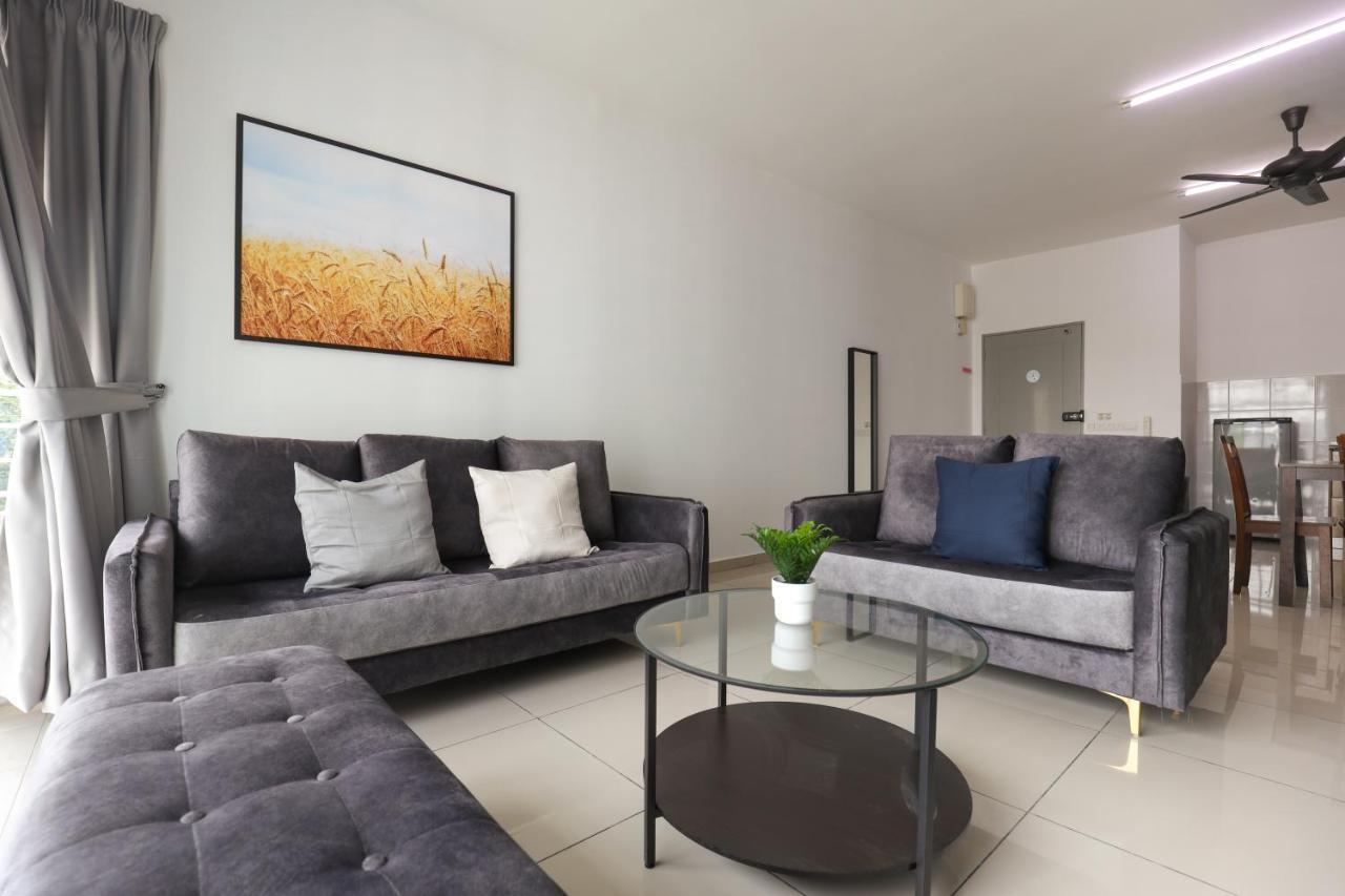 Cozy 3-Bedroom Condo With Pool - Seri Kembangan Buitenkant foto