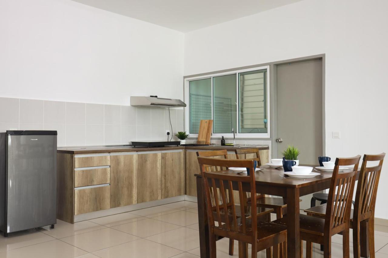 Cozy 3-Bedroom Condo With Pool - Seri Kembangan Buitenkant foto