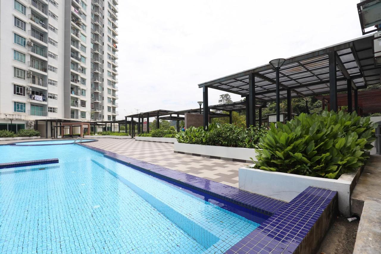 Cozy 3-Bedroom Condo With Pool - Seri Kembangan Buitenkant foto