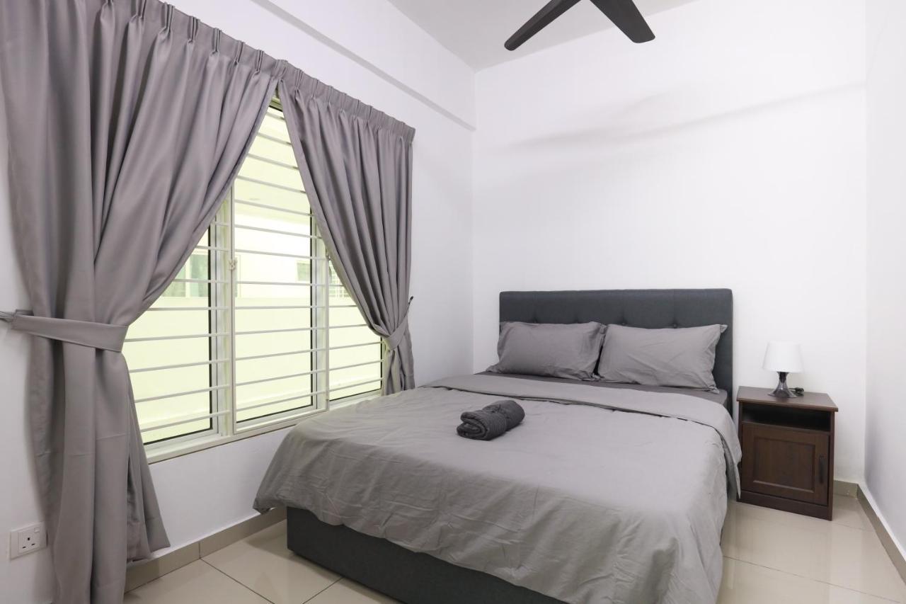 Cozy 3-Bedroom Condo With Pool - Seri Kembangan Buitenkant foto