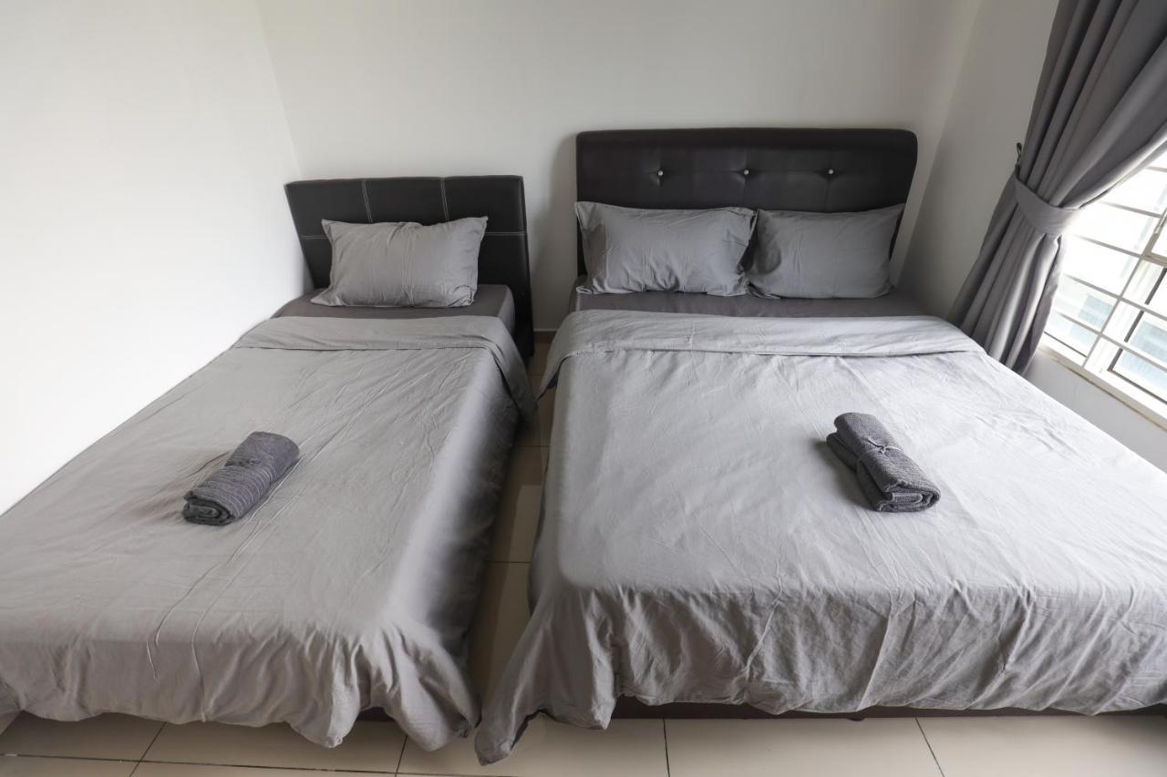 Cozy 3-Bedroom Condo With Pool - Seri Kembangan Buitenkant foto