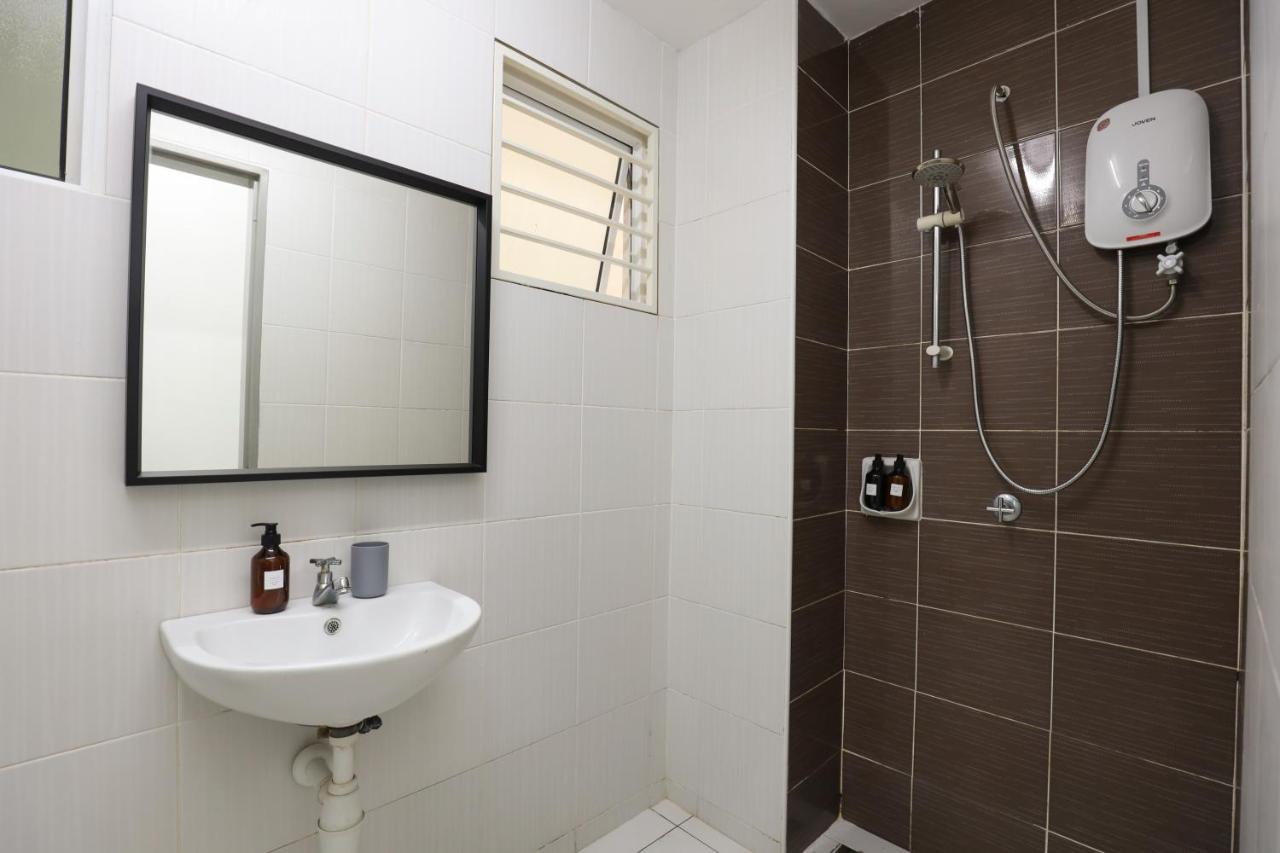 Cozy 3-Bedroom Condo With Pool - Seri Kembangan Buitenkant foto