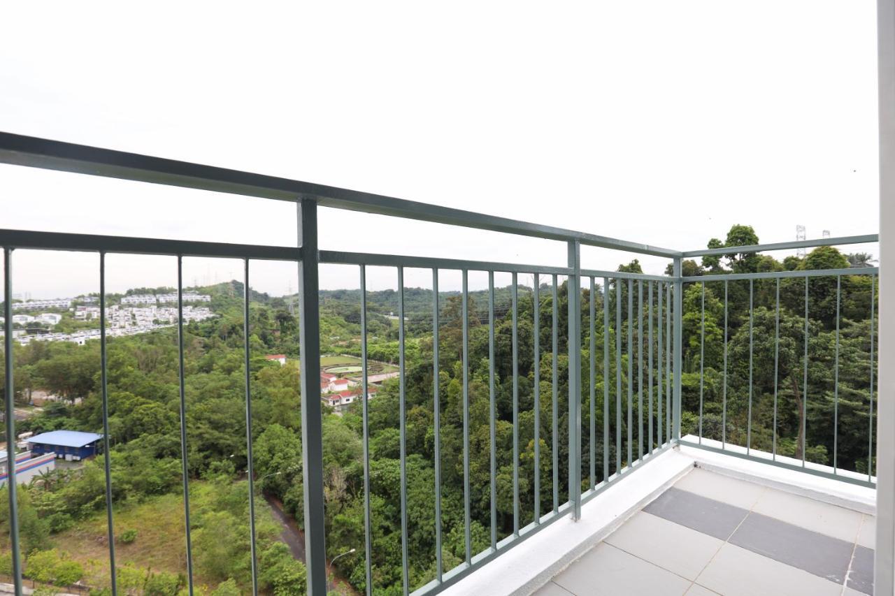 Cozy 3-Bedroom Condo With Pool - Seri Kembangan Buitenkant foto