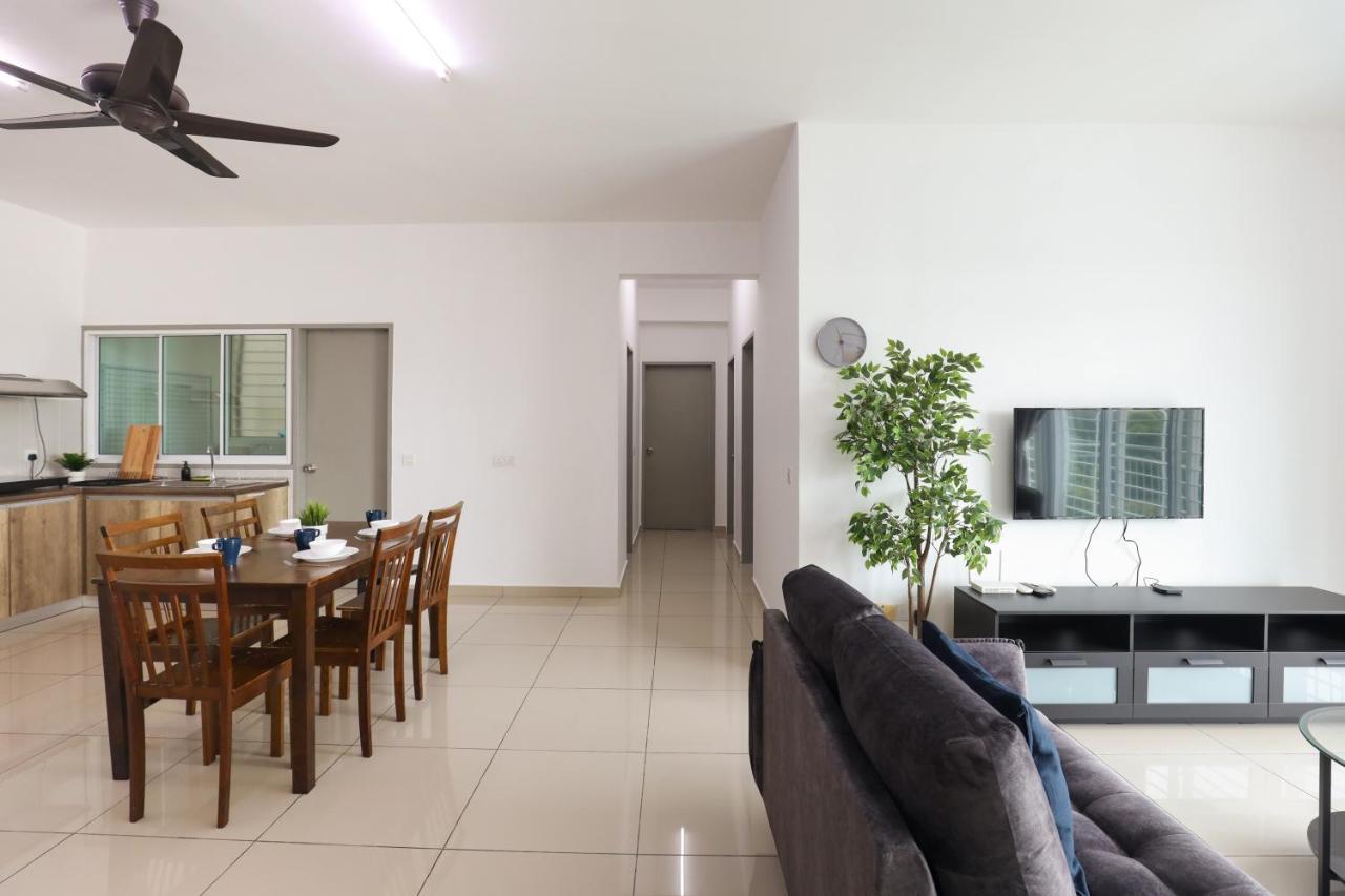 Cozy 3-Bedroom Condo With Pool - Seri Kembangan Buitenkant foto