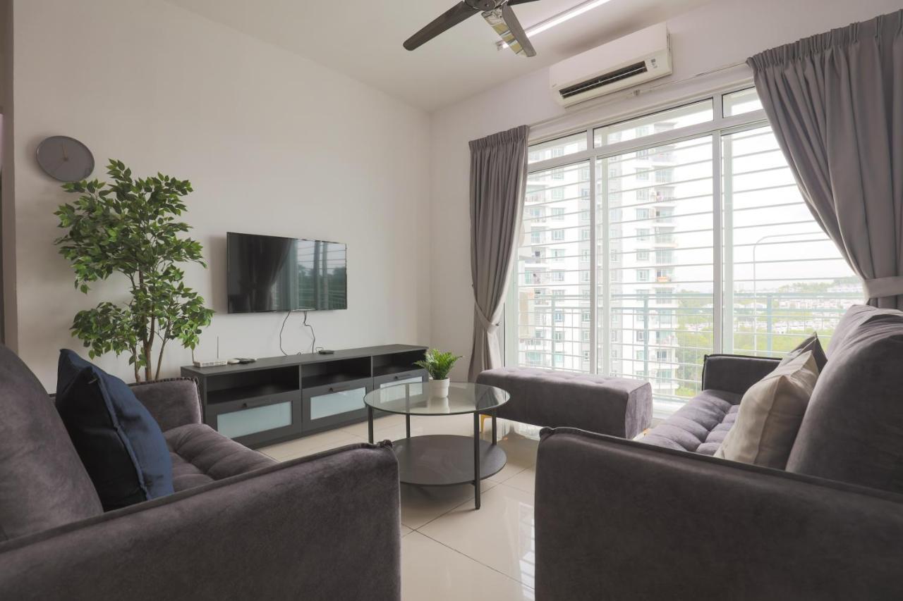 Cozy 3-Bedroom Condo With Pool - Seri Kembangan Buitenkant foto